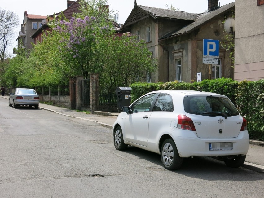 Brak wyznaczonych miejsc do parkowania