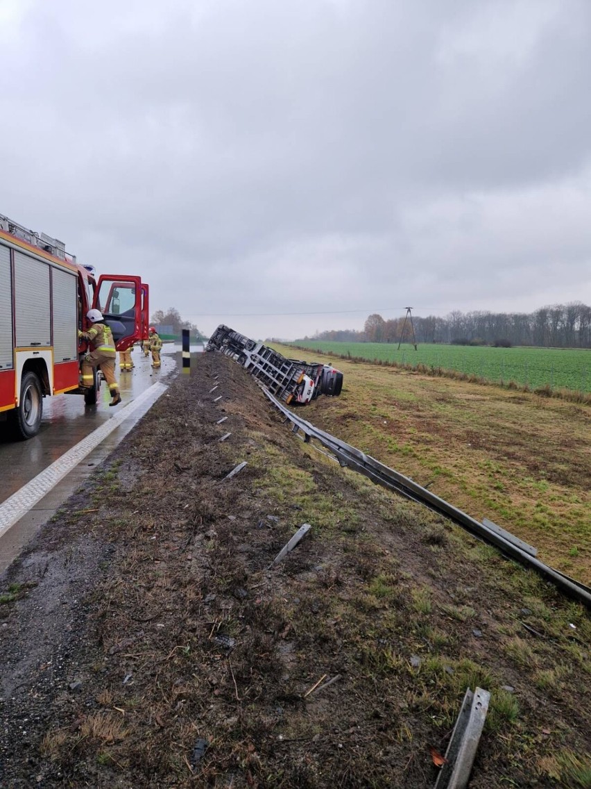 Na autostradzie a4 przewróciła się ciężarówka z samochodami....