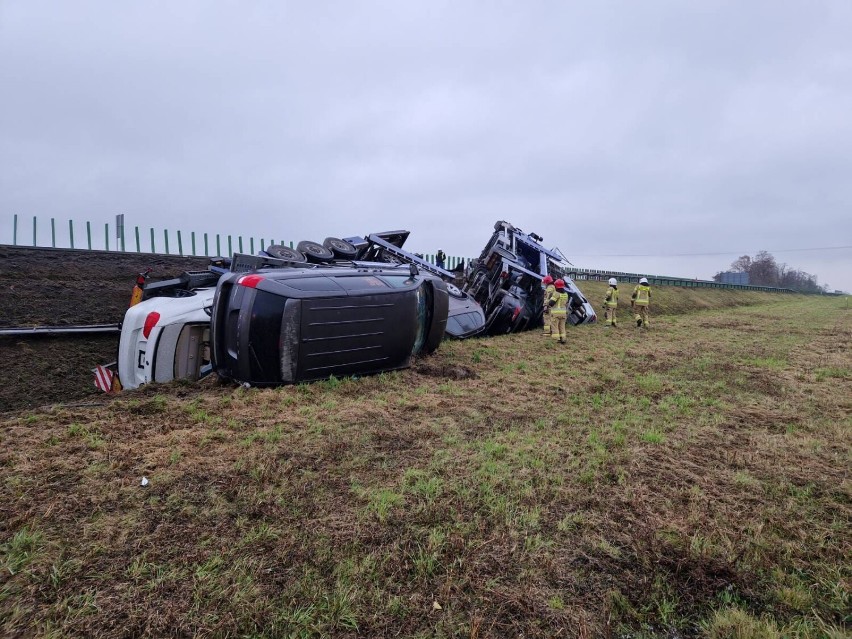 Na autostradzie a4 przewróciła się ciężarówka z samochodami....