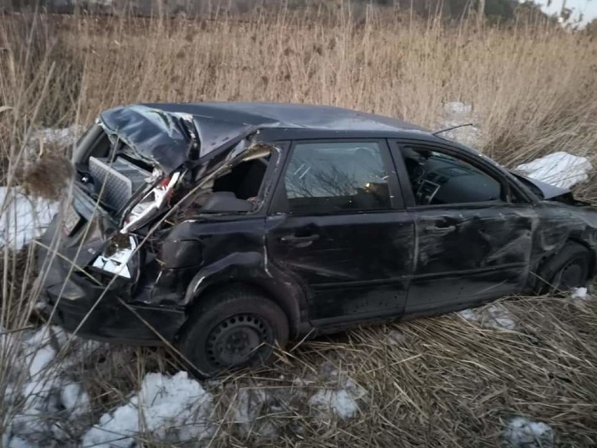 Samochód osobowy dachował na drodze wojewódzkiej 783 między Olkuszem a Wolbromiem