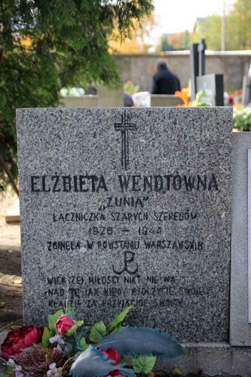 Symboliczny grób Elżbiety Wendt na wieluńskim cmentarzu ewangelickim. W powstaniu walczyła, mając 18 lat
