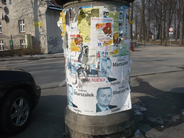Słup ogłoszeniowy w Kozach ul.Szkolna. Plakaty wyborcze nadal wiszą. Zdjęcie zrobiłem 03 marca 2011 r.