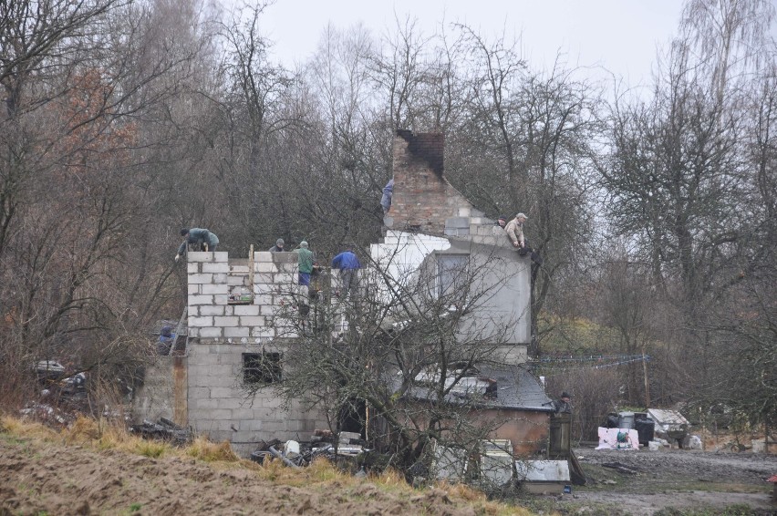 Pogorzelcy liczą na pomoc dawnych sąsiadów. Stracili cały dobytek