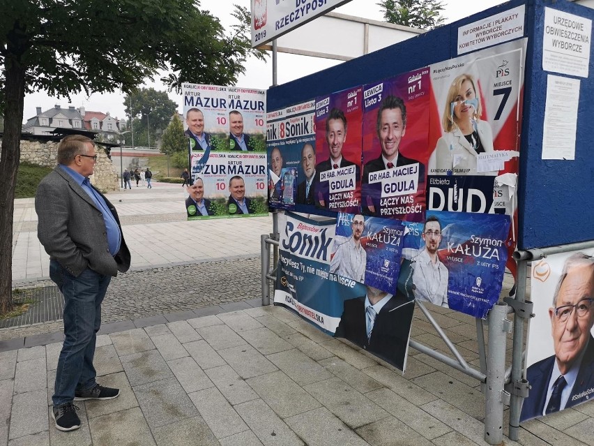 Kraków. Na ulicach Krakowa trwa plakatowa walka o wyborców [ZDJĘCIA]