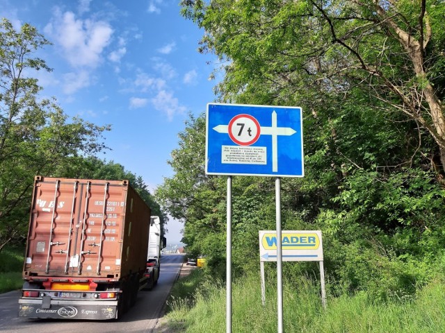 Władze i mieszkańcy Sławkowa protestują przeciwko zamnknięciu ul. Strzemieszyckiej dla tirów i przerzuceniu ciężkiego ruchu do Sławkowa  Zobacz kolejne zdjęcia/plansze. Przesuwaj zdjęcia w prawo - naciśnij strzałkę lub przycisk NASTĘPNE