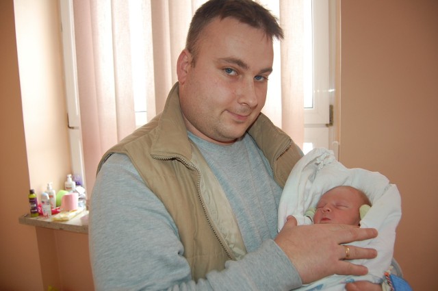 Łukasz Syguliński z Olkusza dumnie pozuje do zdjęcia ze swoim nowonarodzonym synem - Leonem Jarosławem