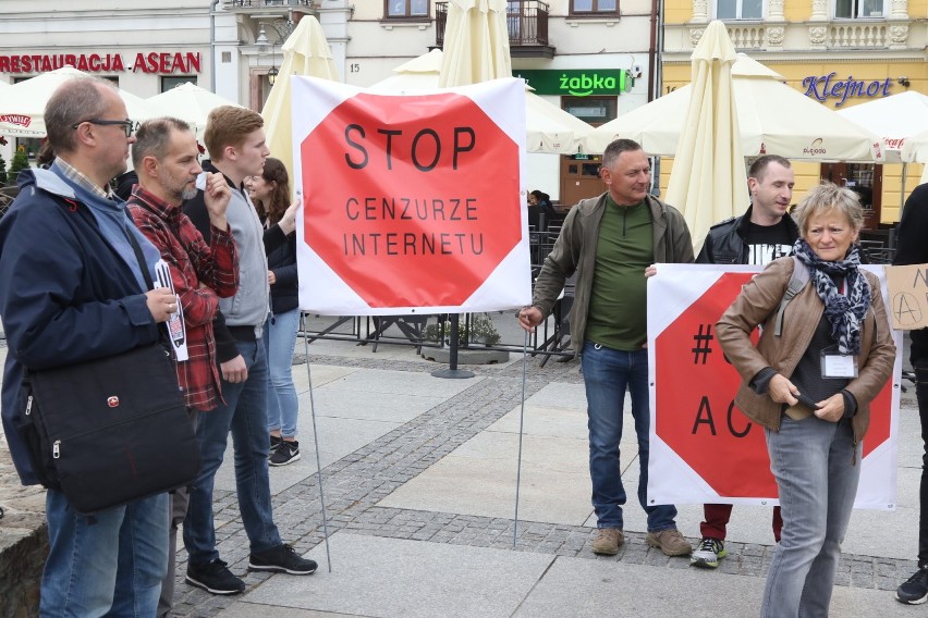 Nie chcą ograniczenia wolności w internecie. Skromny protesty przeciwko ACTA2 w Kielcach