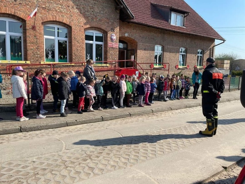 Uczniowie SP i strażacy w Nowej Wsi Zbąskiej sprzątali ulice...