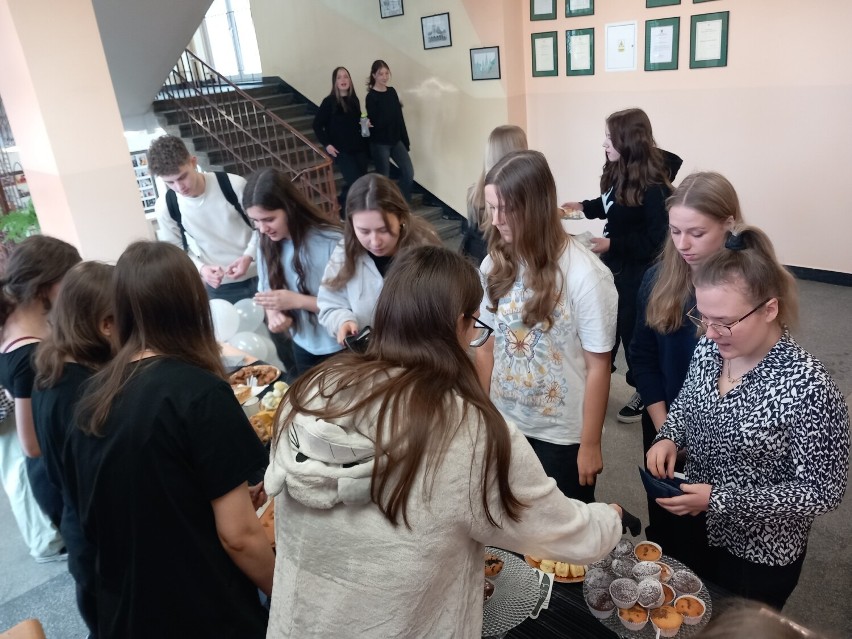 Uczniowie I Liceum Ogólnokształcącego pomagają Kotom z Radomska