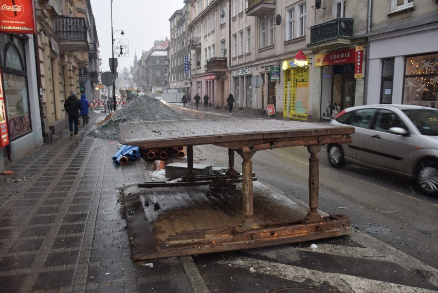 Remont ulicy Śródmiejskiej w Kaliszu trwa. Sprawdź, jak...