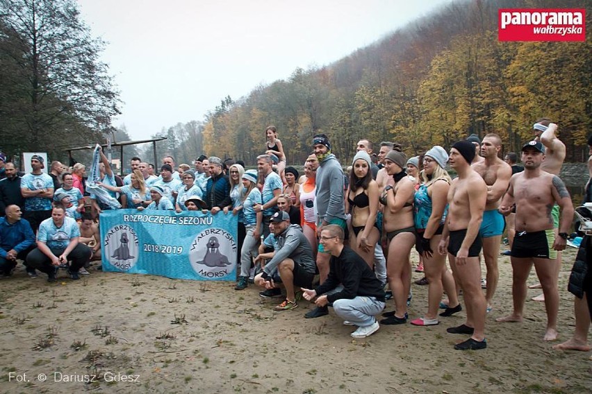 Grupa "Wałbrzyskie morsy i okolice" otwarła sezon na zimowe kąpiele