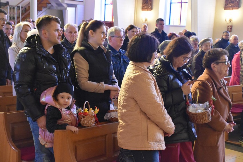 Święconka 2023 w Pleszewie. Tłumy na święconce w kościele...