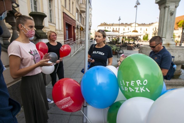 Wojewódzka i Miejska Biblioteka w Bydgoszczy przy Starym Rynku 24 zaprasza na jubileuszowe LiterObrazki. W czerwcu festiwalowe wydarzenia będą się odbywać na dziedzińcu Biblioteki Głównej (od 12 do 18 czerwca). Będą spotkania ze znanymi pisarzami i ilustratorami książek dla dzieci, a także różnorodne warsztaty, pokazy sitodruku czy konsultacje z psychologiem i logopedą. Wydarzenia są bezpłatne, ale obowiązują zapisy pod numerem tel.: 52 33 99 227. Szczegółowy program festiwalu na: literobrazki.pl i Facebooku