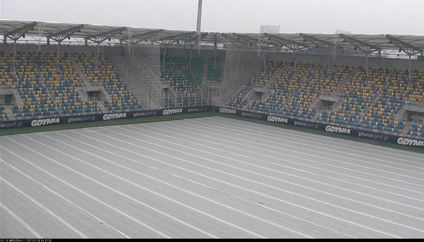 Stadion Miejski w Gdyni otulił murawę włókniną [ZDJĘCIA]
