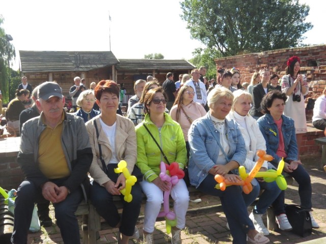 Ukraińcy mieszkający w Brodnicy oraz integrujący się z nimi Polacy podczas I Brodnickich Prezentacji Ukraińskich we wrześniu 2021 r.