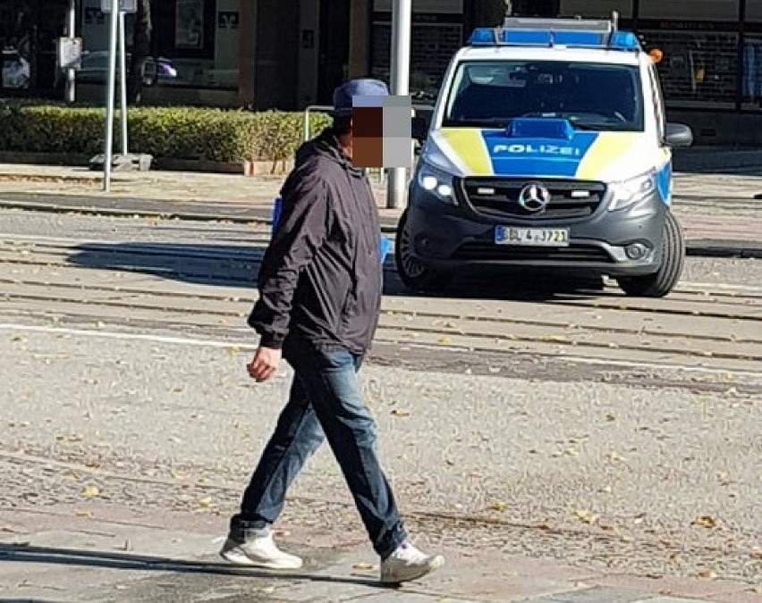 Jak informują nas Czytelnicy, policja niemiecka nie wpuszcza...