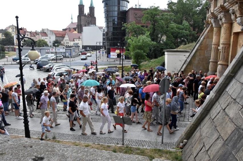 Tłumy na Spacerze Historycznym po Zamku Piastowskim w Legnicy [ZDJĘCIA]