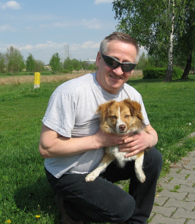 Park dla psów w Tychach będzie się zaczynał w miejscu, gdzie teraz stoi Zbigniew Kleszcz ze swoim psem Efim