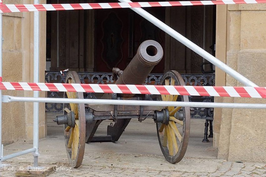 Odbudowa dachu zamku Książ po pożarze, który wybuchł w...