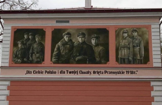 Mural ku czci Orląt Przemyskich na budynku 5 Batalionu Strzelców Podhalańskich w Przemyślu, którego autorem jest Arkadiusz Andrejkow.