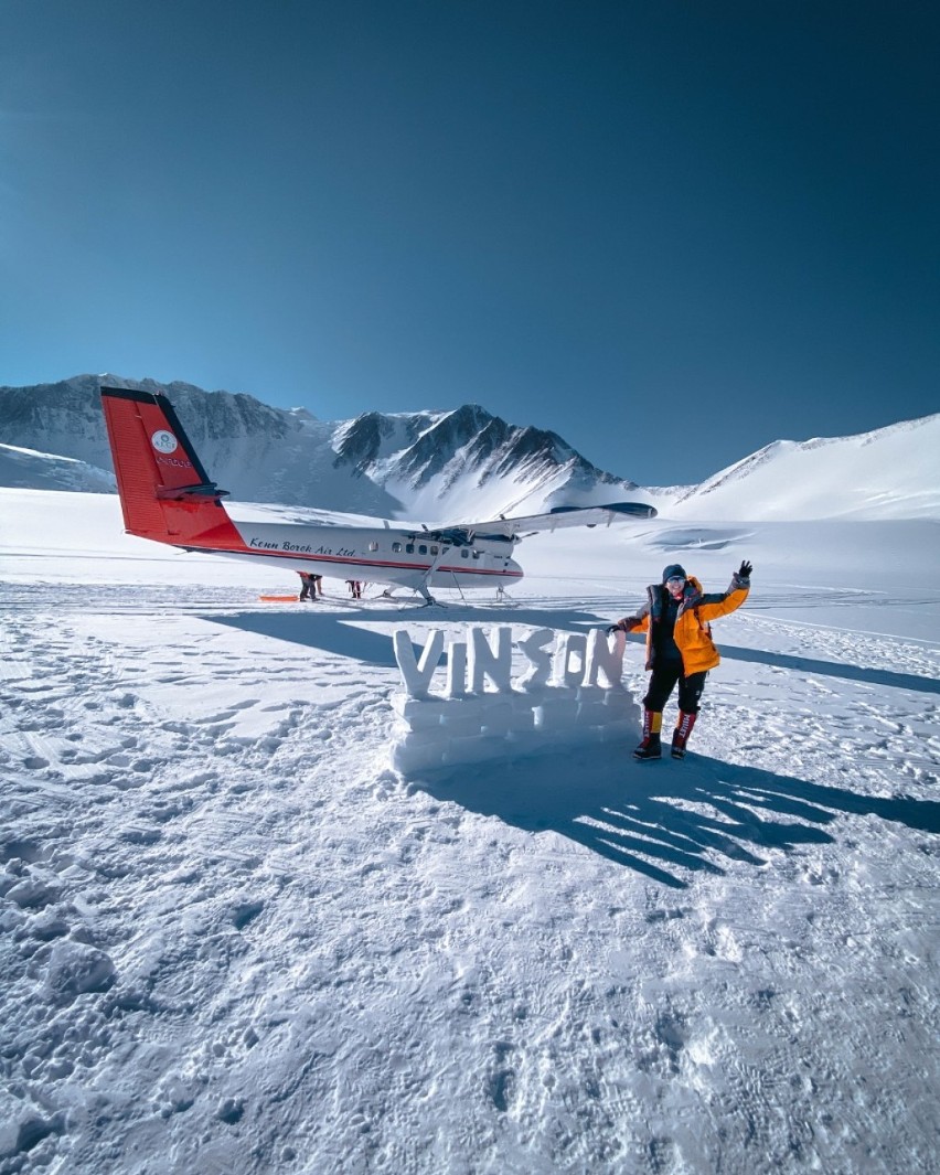 - Base camp na Antarktydzie, takim samolotem tu...