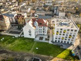 Nowe apartamentowce w centrum Leszna widziane na zdjęciach z drona