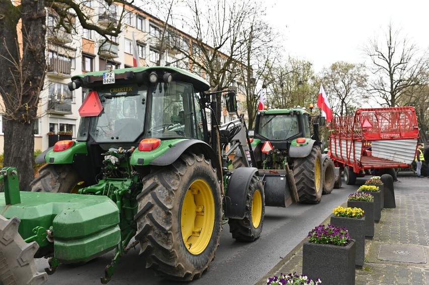 Trwa strajk rolników w Obornikach. Rolnicy wyszli przed biuro poselskie Krzysztofa Paszyka