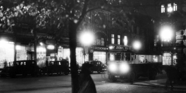 Stary Rynek w Poznaniu przed wojną zachwycał i imponował. To miejsce naprawdę miało swój niepowtarzalny klimat. Zobaczcie zdjęcia  Narodowego Archiwum Cyfrowego. Dzięki nim przeniesiecie się w czasie. Przejdź do galerii i zobacz kolejne zdjęcia --->