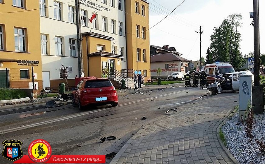 Kęty. 62-latek rozbił fiata cinquecento. Silnik leżał na ulicy [ZDJĘCIA]