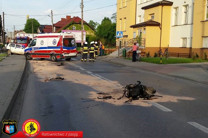 Kęty. 62-latek rozbił fiata cinquecento. Silnik leżał na ulicy [ZDJĘCIA]