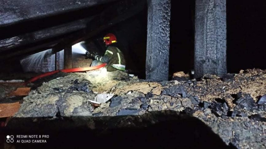 Pożar domu w Brzustowie. Palił się dach i poddasze domu jednorodzinnego ZDJĘCIA