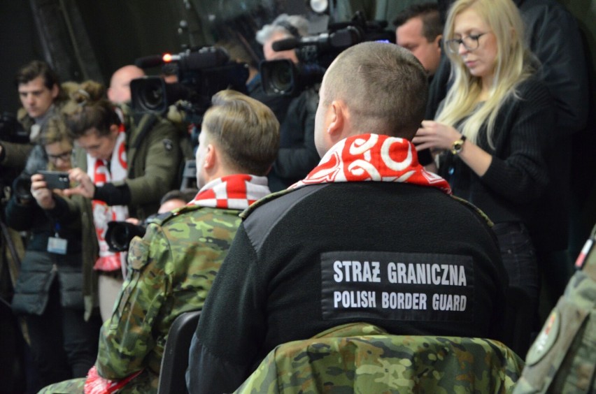 Prezydent Andrzej Duda oglądał mecz z żołnierzami...