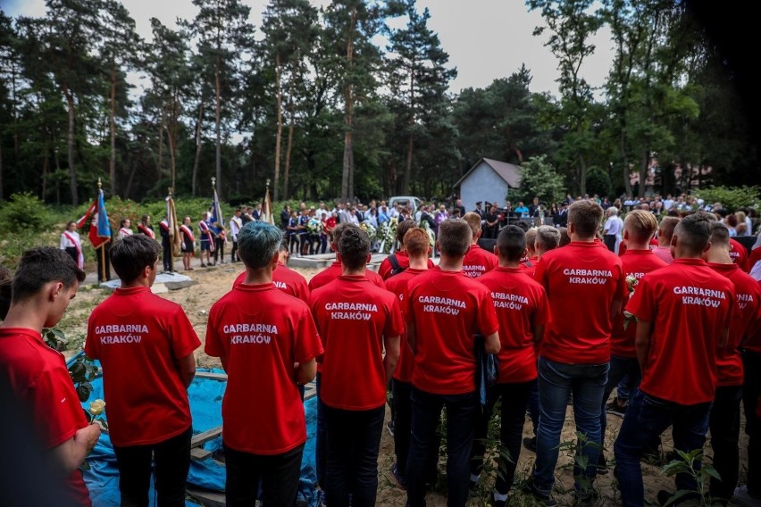 Kraków. Pogrzeb 14-letniego bramkarza.  Szymona Wolaka żegnali sportowcy oraz działacze Garbarni i Wisły Kraków [ZDJĘCIA]