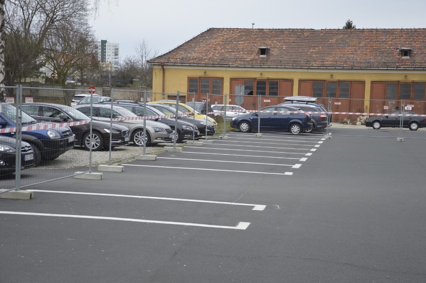 Głogów: Parking przy szpitalu zamknięty. Może się zapaść do starej piwnicy?