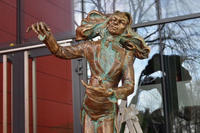 Przed Filharmonią Świętokrzyską stanęła rzeźba Dyrygenta. Prezentuje ją jej twórca - Arkadiusz Latos.