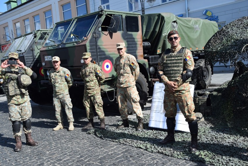 Piknik militarny na Placu Marii Konopnickiej w Suwałkach