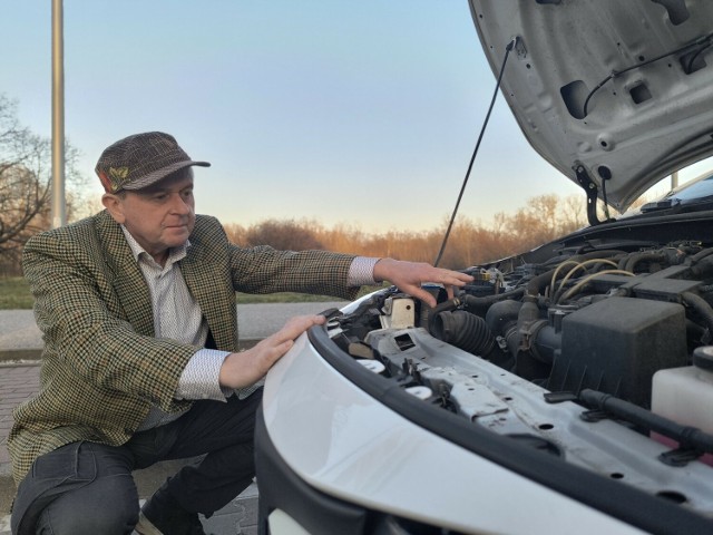 Zawodowy kierowca i tester aut Mirosław Wdzięczkowski sprawdził, jak zachowuje się ekologiczna mieszanka E10 w wyższych temperaturach. Żeby było ciekawiej, tankował nią swą japońską hybrydę. Wcześniej, przez trzy miesiące testował nowe paliwo w warunkach zimowych. Jakie wrażenia?