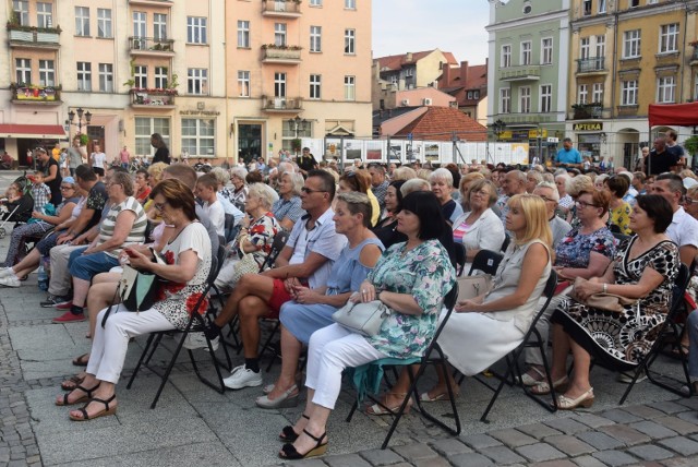 Muzyczny Rynek w Kaliszu. Swingujący wieczór z piosenkami Czarno-Czarnych