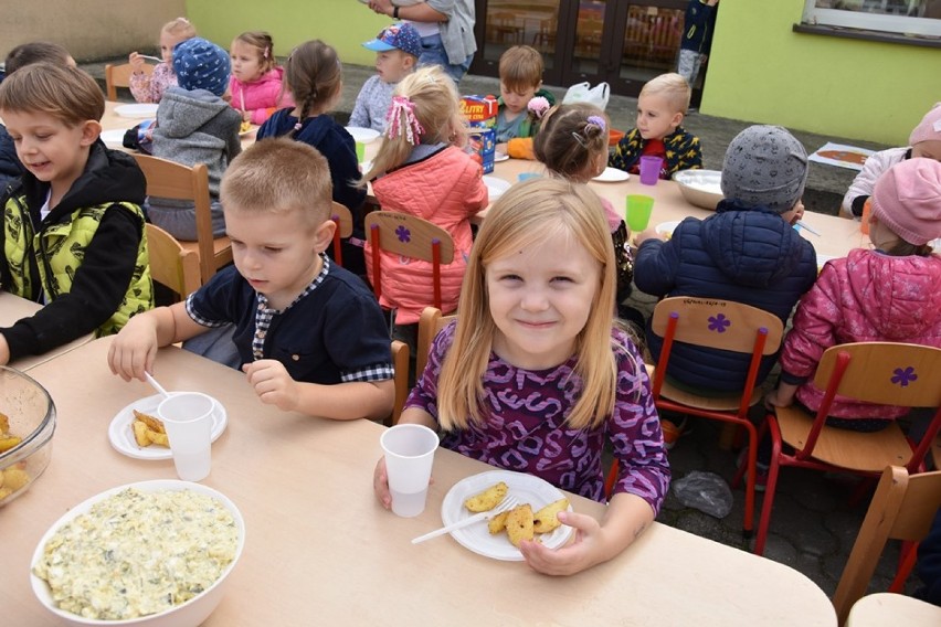 Dzień Pieczonego Ziemniaka w Szkole Podstawowej w Konopnicy [FOTO]