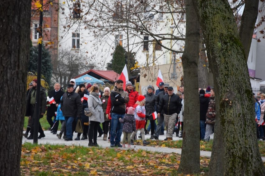 Starogard Gd. Flagi, wspólny marsz i śpiew. Taki był 11.listopada w stolicy Kociewia ZDJĘCIA II/II