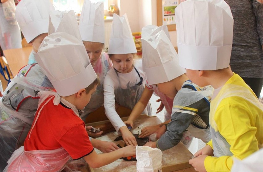 Wolsztyn: dzieci z przedszkola w Przemęcie z pomocą urzędników piekły pierniki