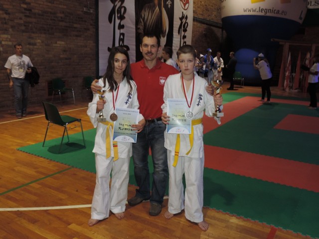 Srebrny medalista mistrzostw Europy w karate kyokushin Adrian Dobosz i brązowa medalistka Julia Pojasek z trenerem Jackiem Baranowskim