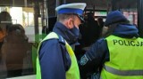 Policjanci z Opola kontrolują sklepy, autobusy czy pociągi. Ostrzegają, że nie będzie pobłażania dla łamiących przepisy epidemiologiczne