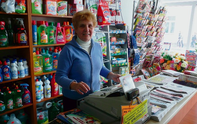 Teresa Seternus z Radgoszczy prowadzi sklep. Jej syn musiał wyjechać za chlebem do Anglii