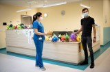 Podarował maskotki dla najmłodszych pacjentów szpitala [FOTO] 