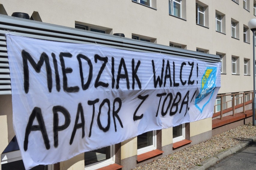 Kibice Apatora Toruń wywiesili transparent na murach...
