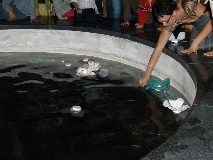 Lampiony pływały po fontannie na Placu 3 Maja