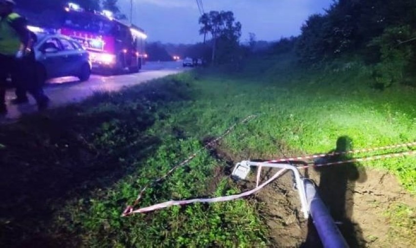 Chomranice. Śmiertelny wypadek na drodze powiatowej.  Samochód uderzył w słup energetyczny