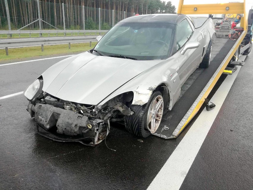 Po uderzeniu w barierki chevrolet uszkodził trzy inne...