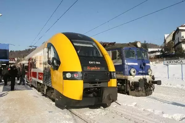 Pociąg Acatus-2 kursujący od lutego może rozwijać prędkość do 160 km na godzinę. Na szlaku do Krynicy jeździ nieco wolniej